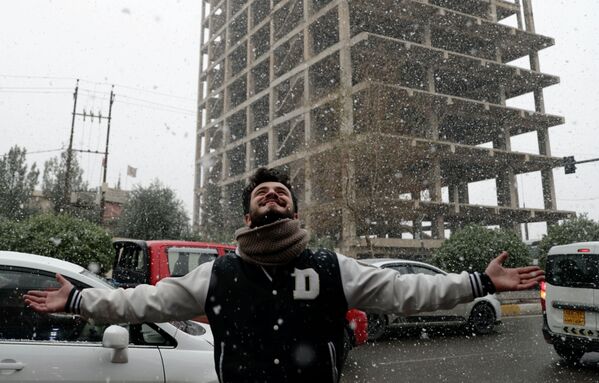 雪を喜ぶ男性（イラク・アルビール、20日） - Sputnik 日本