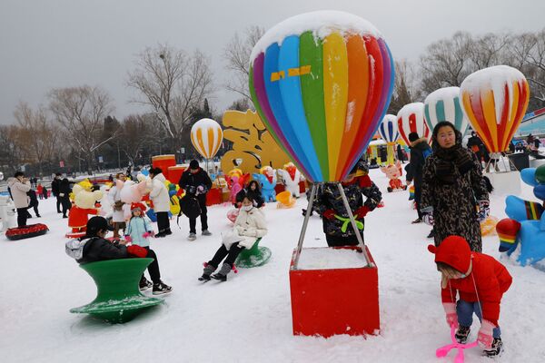 旧正月を前に公園で雪遊びをする子どもたち（中国・北京、22日） - Sputnik 日本