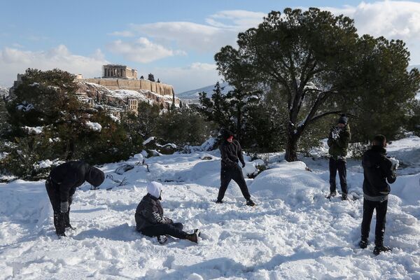 雪遊びをする青年ら（ギリシャ・アテネ、25日） - Sputnik 日本