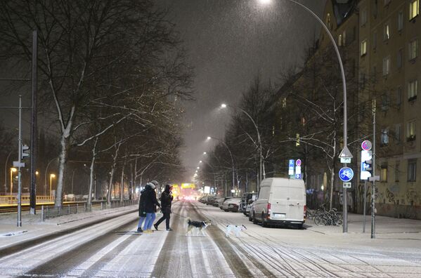 雪の積もった道路を渡る市民（ドイツ・ベルリン、20日） - Sputnik 日本
