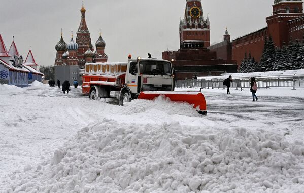 赤の広場で雪を掻きわける除雪車（ロシア・モスクワ） - Sputnik 日本