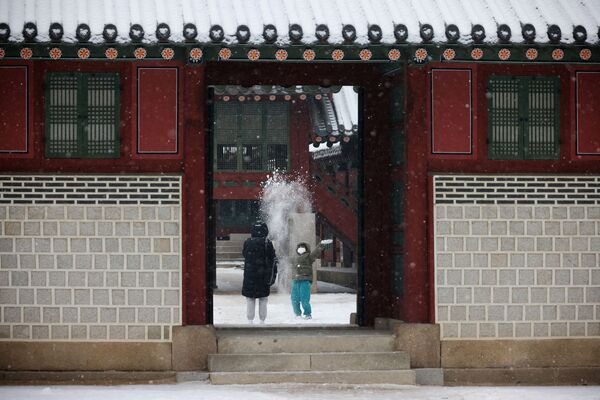 徳寿宮（トクスグン）で雪遊びをする子ども（韓国・ソウル） - Sputnik 日本