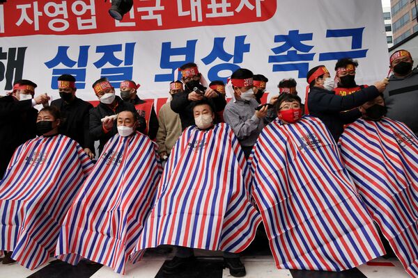 政府の新型コロナウイルス対策に抗議するため、国会周辺で頭を丸める経営者ら（韓国・ソウル、25日） - Sputnik 日本