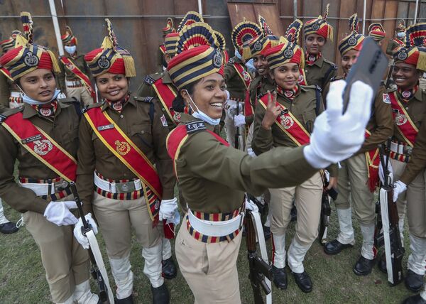 共和国記念日の祝典で、更新前に写真撮影をする鉄道防護部隊の隊員ら（インド・ハイデラバード、26日） - Sputnik 日本