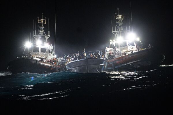 沖合で沿岸警備隊に救助される移民ら（イタリア・ランペドゥーザ島、25日） - Sputnik 日本