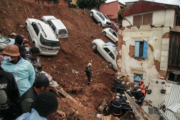 豪雨により倒壊した駐車場で、行方不明者の捜索活動にあたる消防隊員ら（マダガスカル・アンタナナリボ、24日） - Sputnik 日本