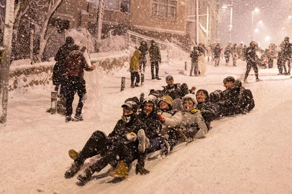 雪の上を滑って遊ぶ子どもたち（トルコ・イスタンブール） - Sputnik 日本