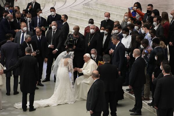 パウロ6世ホールでの一般謁見に参加した新婚夫婦（バチカン、26日） - Sputnik 日本