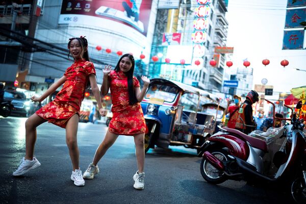 チャイナタウンで、旧正月を前にチャイナ服を着て踊る少女ら（タイ・バンコク、27日） - Sputnik 日本