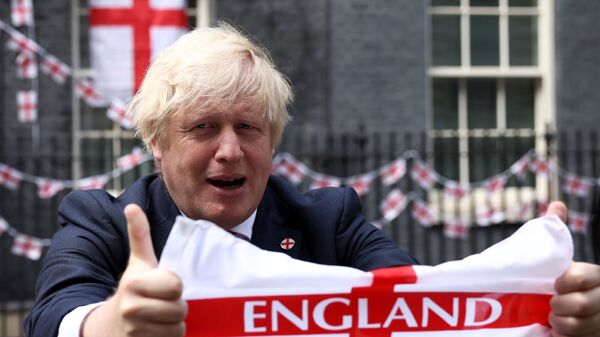 Премьер-министр Великобритании Борис Джонсон с флагом перед финалом Евро-2020  - Sputnik 日本