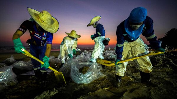 Очистка разлива нефти, вызванного утечкой из подводного трубопровода в Таиланде - Sputnik 日本