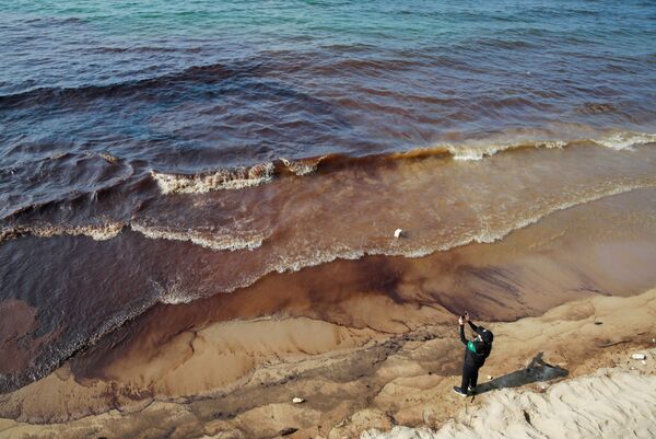 メー・ランプーンビーチで原油流出現場を撮影する政府職員（タイ・ラヨーン県、29日） - Sputnik 日本