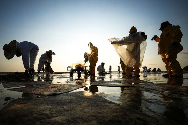 メー・ランプーンビーチに漂着した原油を回収する作業員（タイ・ラヨーン県、29日） - Sputnik 日本