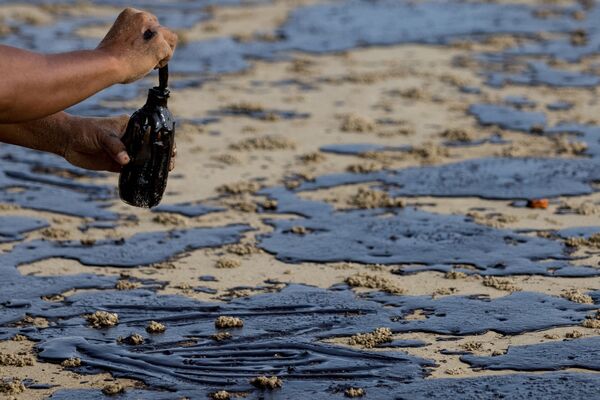 メー・ランプーンビーチで原油のサンプルを採取する環境科学者（タイ・ラヨーン県、29日） - Sputnik 日本
