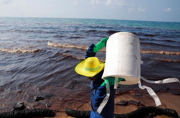 メー・ランプーンビーチに漂着した原油を回収する作業員（タイ・ラヨーン県、29日） - Sputnik 日本