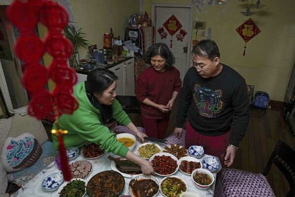 新型コロナウイルス対策による外出制限で、故郷に帰らず自宅で友人とお祝い料理を作る夫婦（中国・北京、1月31日） - Sputnik 日本