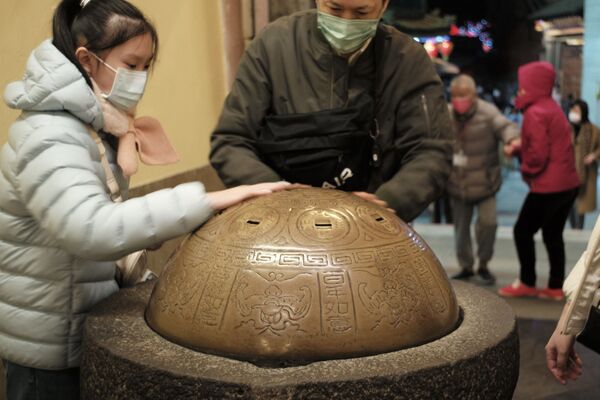 金運アップを願い関渡宮（かんとぐう）を訪れた市民（台湾・台北、1月31日） - Sputnik 日本
