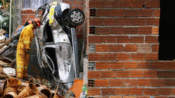 Пожарный и перевернутая машина на месте схода оползня в бразильском штате Сан-Паулу  - Sputnik 日本