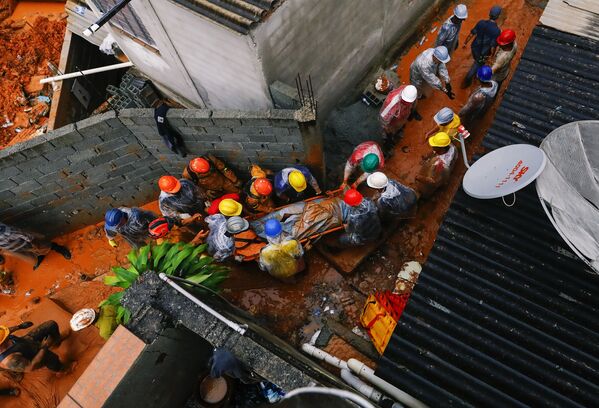 地すべりの現場から犠牲者の遺体を運搬する消防隊員ら（ブラジル・サンパウロ州、1月31日） - Sputnik 日本