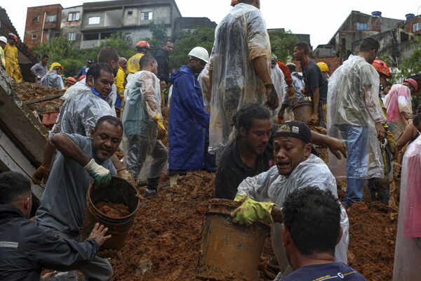 地すべりの現場で、行方不明者の捜索活動を手伝う地元住民ら（ブラジル・サンパウロ州、1月31日） - Sputnik 日本