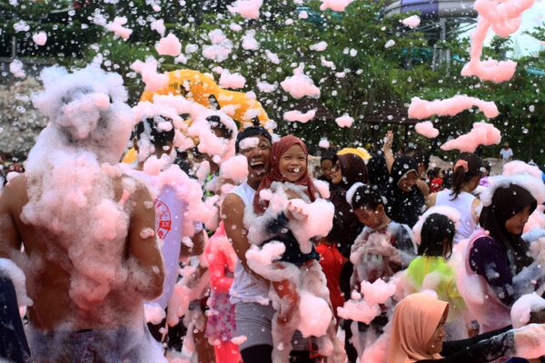 旧正月を祝うお祭りで、遊園地で泡遊びをする人々（インドネシア・ジョグジャカルタ特別州、1日） - Sputnik 日本