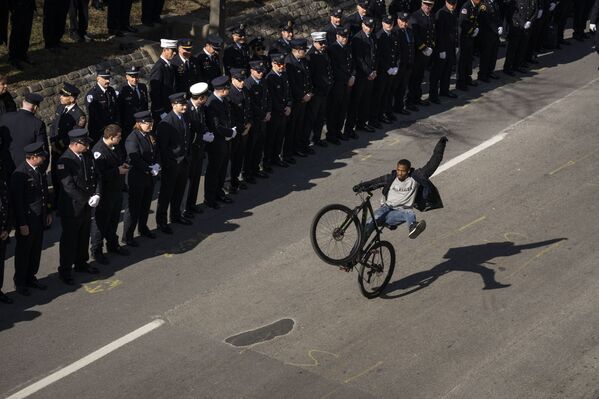 消火活動中に銃撃され死亡した消防隊員の追悼式で、自転車に乗る男性（米メリーランド州・ボルチモア、2日） - Sputnik 日本