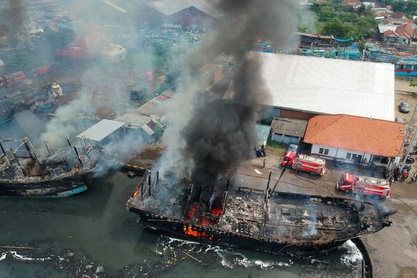 港で発生した火災で焼失した木造の漁船（インドネシア・中部ジャワ州 テガル、29日） - Sputnik 日本
