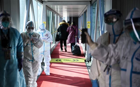 北京首都国際空港で、防護服を着て仕事をする医療従事者ら（中国・北京） - Sputnik 日本