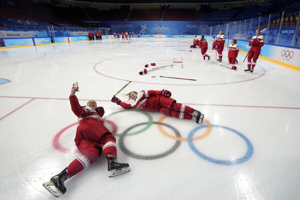 リンクで記念撮影をするアイスホッケー女子デンマーク代表の選手ら（中国・北京、1日） - Sputnik 日本