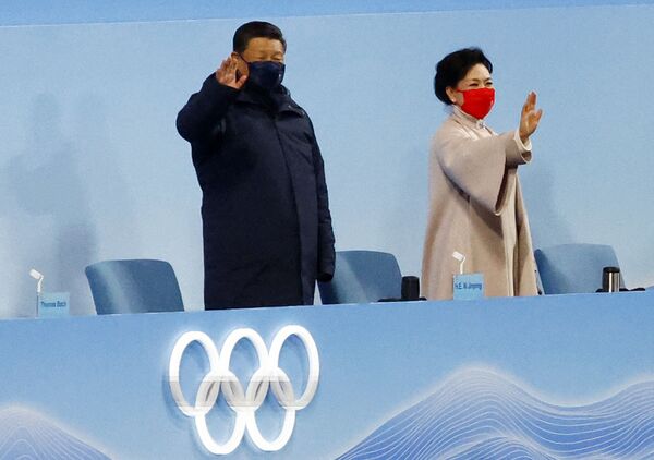 開会式に出席し、手を振る習近平国家主席と彭麗媛（ほう・れいえん、ポン・リーユアン）夫人 - Sputnik 日本
