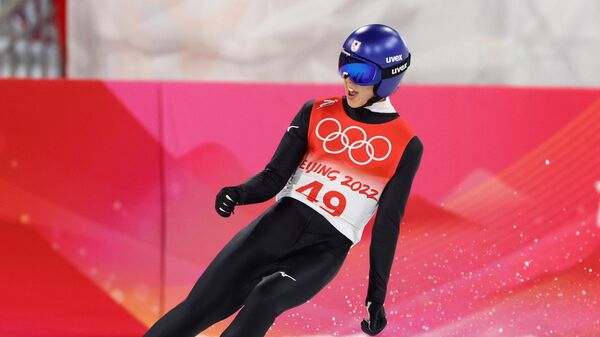 Рею Кобаяси во время соревнований по прыжкам на лыжах с трамплина среди мужчин на Олимпиаде-2022 в Китае  - Sputnik 日本