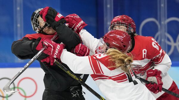 Силовой прием в матче по хоккею между женскими сборными командами Японии и Дании на XXIV зимних Олимпийских играх в Пекине - Sputnik 日本