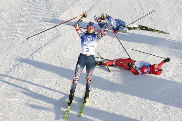 クロスカントリー・女子スキーアスロンで、金メダルを獲得し喜ぶノルウェーのテレーセ・ヨーハウグ選手（中央）（河北省・張家口市、5日） - Sputnik 日本