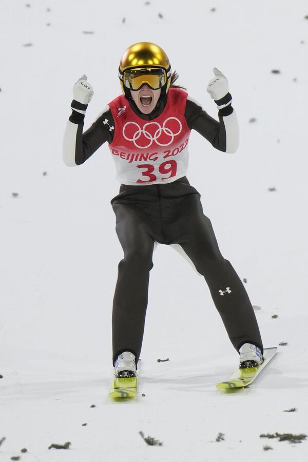 スキージャンプ・女子ノーマルヒルでジャンプを決め、ガッツポーズを見せるスロベニアのウルシャ・ボガタイ選手（河北省・張家口市、5日） - Sputnik 日本