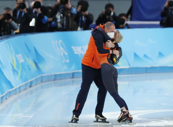スピードスケート・女子3000メートルで、五輪新記録を樹立しコーチと抱き合うオランダのイレーネ・スハウテン選手（北京市、5日） - Sputnik 日本