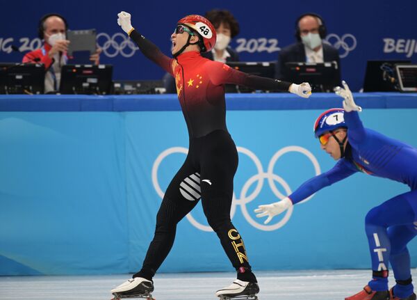 スピードスケート・ショートトラック混合リレーで、チームの金メダル獲得を喜ぶ中国の武大靖（ウー・ダジン）選手（北京市、5日） - Sputnik 日本
