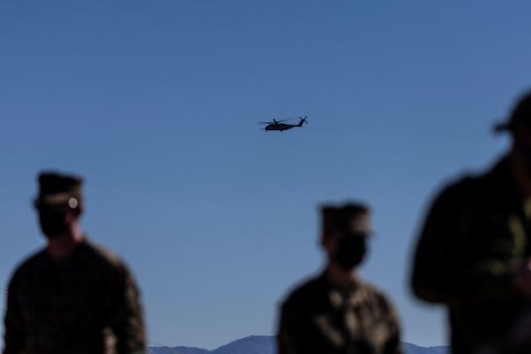共同訓練で、基地上空を飛ぶヘリコプター（カリフォルニア州・オーシャンサイド、9日） - Sputnik 日本
