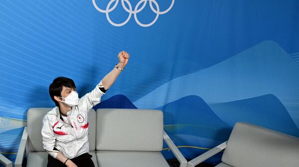 Японский фигурист Юдзуру Ханю в зеленой комнате на зимних Олимпийских играх в Пекине  - Sputnik 日本