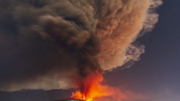 Вид на извержение вулкана Этна с сицилийской коммуны Николози, Италия - Sputnik 日本