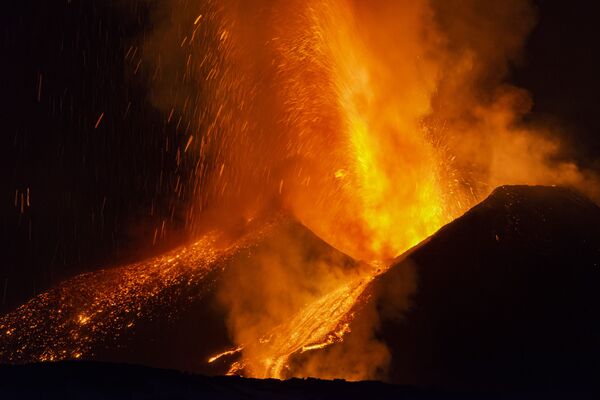 エトナ火山から流れる溶岩（イタリア・シチリア島、10日） - Sputnik 日本