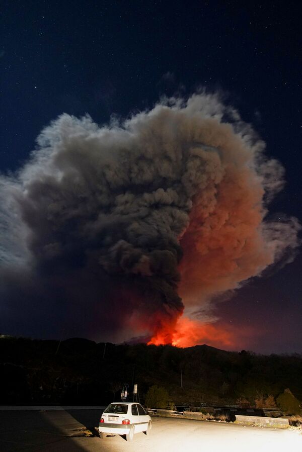 エトナ火山の噴火の様子（イタリア・シチリア島、10日） - Sputnik 日本