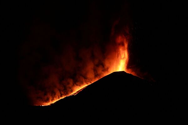 エトナ火山の噴火の様子（イタリア・シチリア島、10日） - Sputnik 日本
