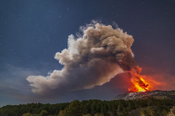 エトナ火山から立ち上る噴煙（イタリア・シチリア島、10日） - Sputnik 日本