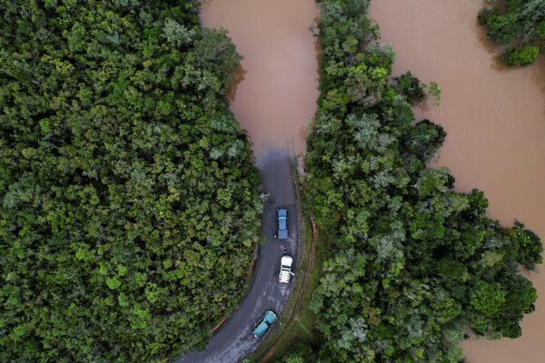 トロピカルサイクロン「バツィライ」の上陸で冠水した道路（マダガスカル、6日） - Sputnik 日本
