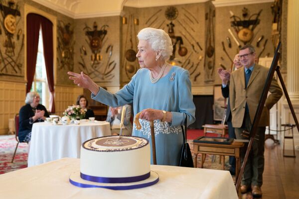 英王室の別邸「サンドリンガムハウス」で行われた即位から70年を記念するパーティで、ケーキをカットするエリザベス女王（英イングランド・ノーフォーク州、5日） - Sputnik 日本
