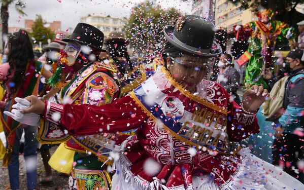 カーニバルの開幕式で、フェイスシールドを着用して踊る女性（ボリビア・ラパス、6日） - Sputnik 日本