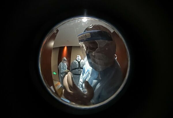 検疫ホテルで、新型コロナ陽性のジャーナリストの部屋を訪れる医療従事者（中国・北京） - Sputnik 日本