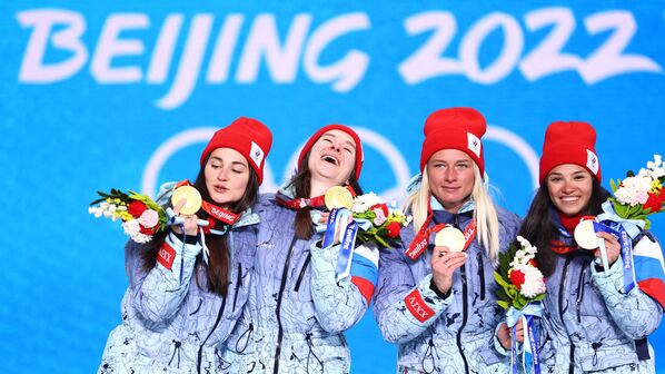 クロスカントリースキー 女子4×5kmリレーで金メダルを獲得し、表彰台へ上がるROC（ロシア）代表左からユリア・ストゥパク選手、ヴェロニカ・ステパノワ選手、タチアナ・ソリナ選手、ナタリア・ネプリャエワ選手（12日） - Sputnik 日本