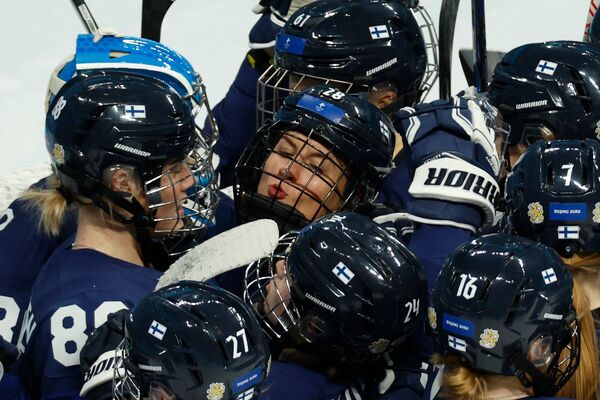 アイスホッケー 女子準々決勝プレーオフ、日本対フィンランドで勝利し、チームで喜ぶフィンランドのイェニーナ・ニールンド選手とロンヤ・サボライネン選手（12日） - Sputnik 日本