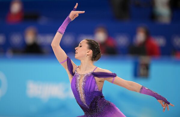 フィギュアスケート団体戦・女子シングルのショートプログラムで演技を披露するROC（ロシア）のカミラ・バリエワ選手（北京市、6日） - Sputnik 日本